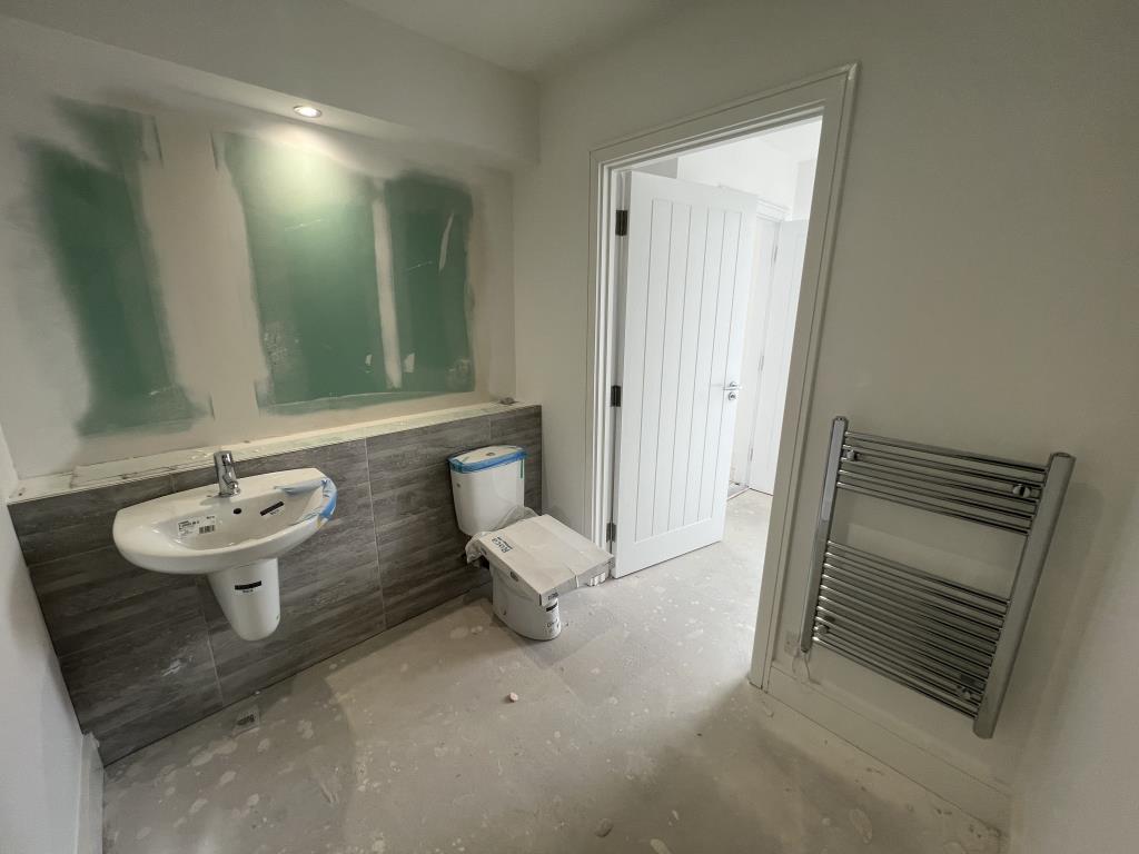 Lot: 27 - LEASEHOLD COMMERCIAL UNIT - 